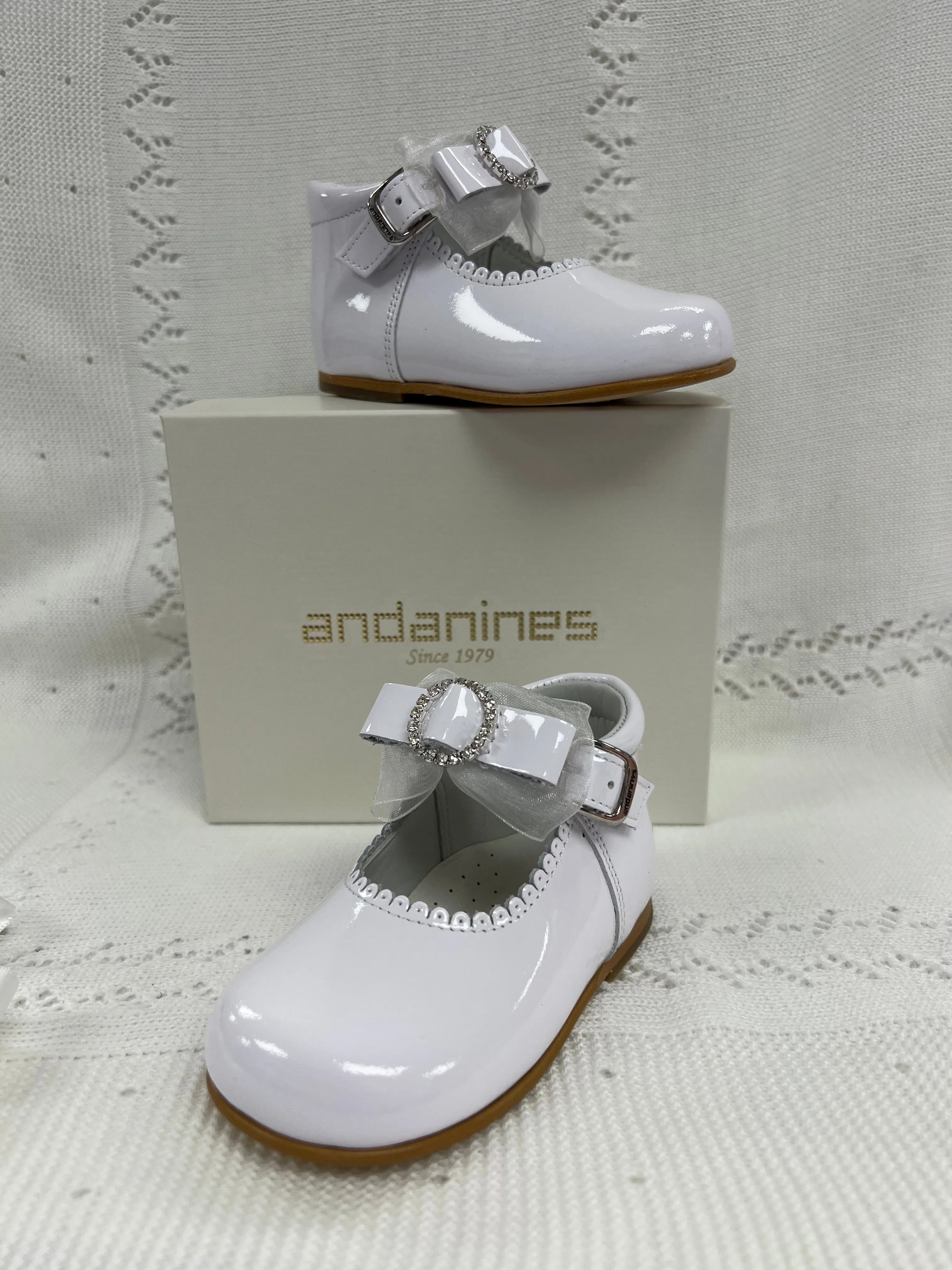 222261 White Patent Fabric Bow Andanines