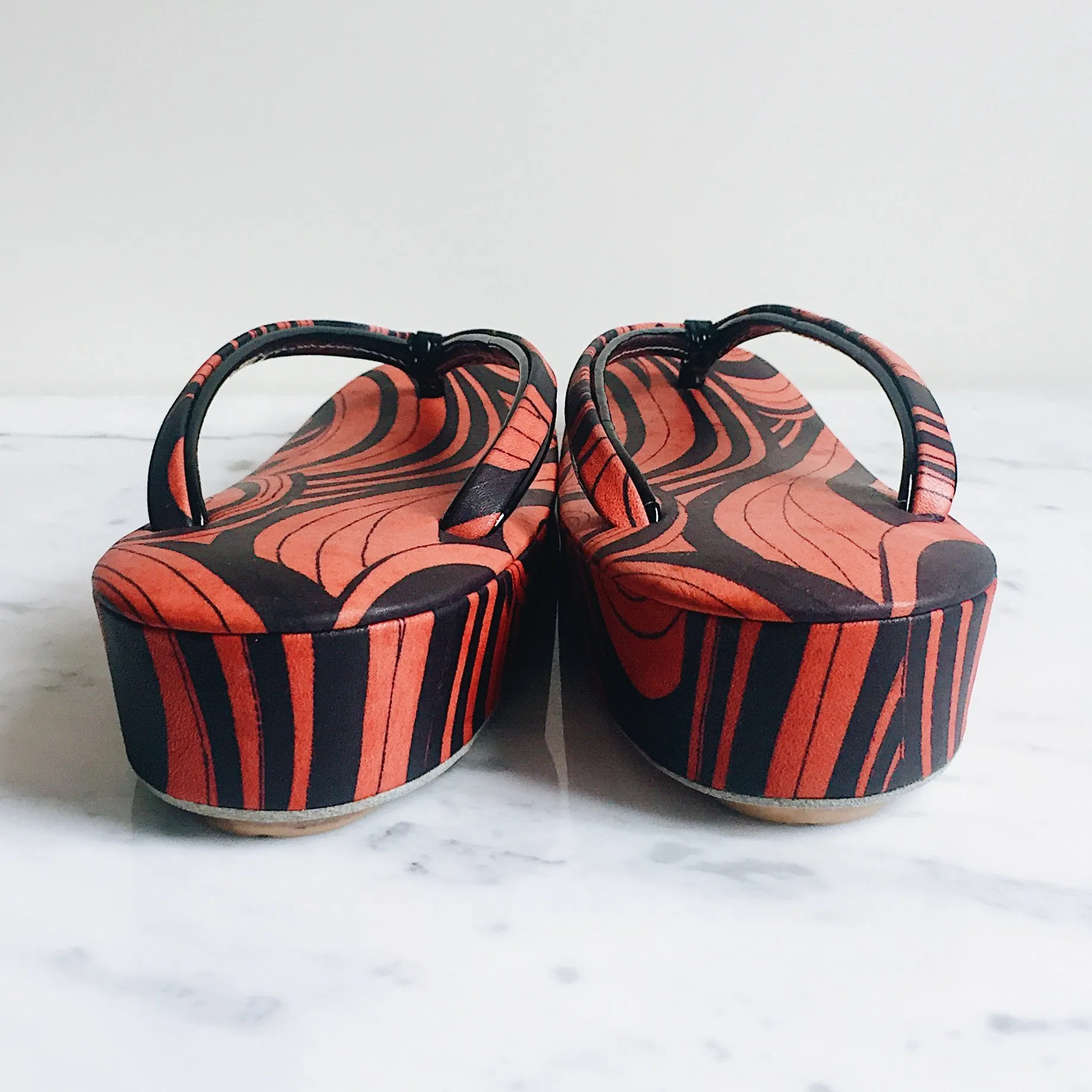 Vintage Red & Black Swirl Zori Slippers