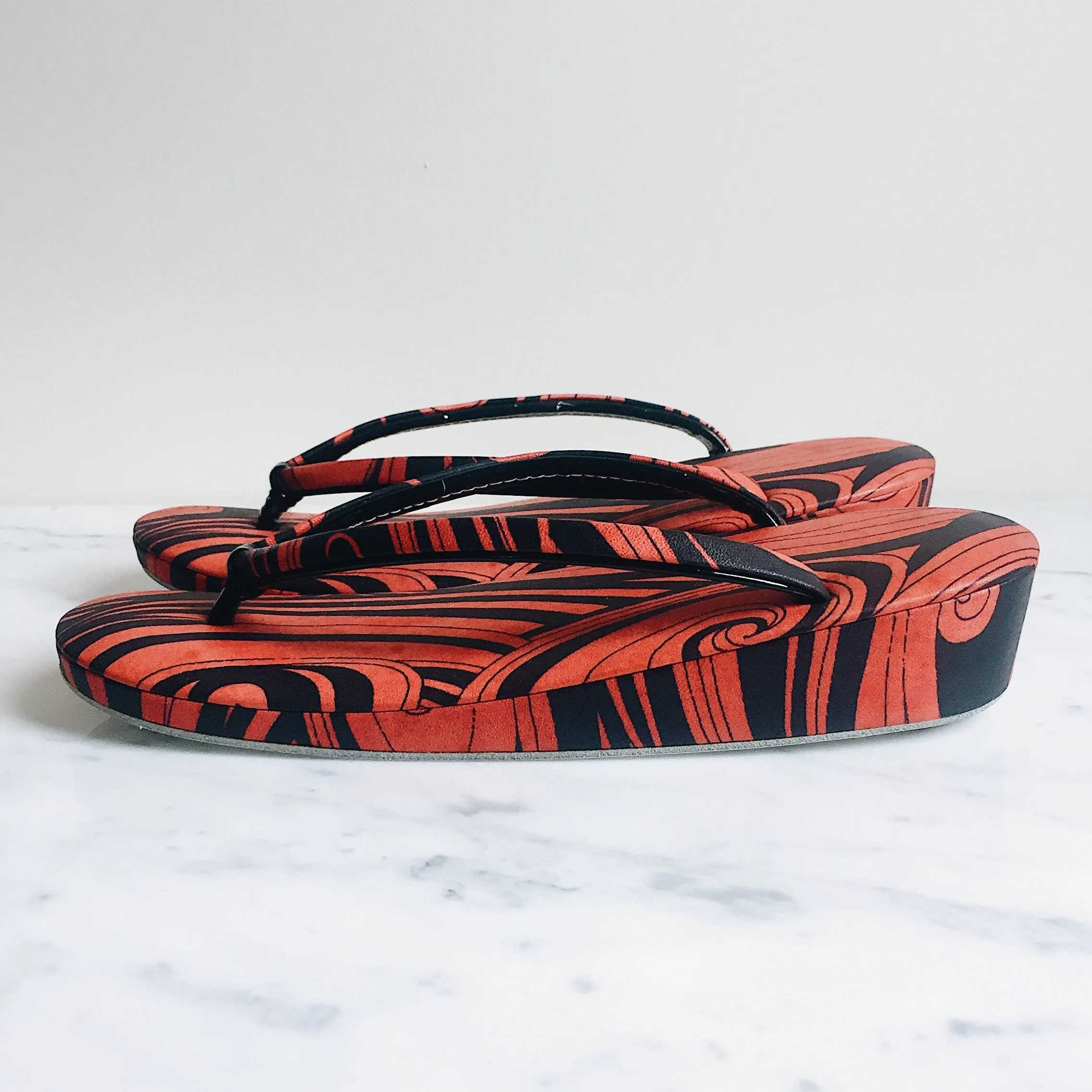 Vintage Red & Black Swirl Zori Slippers